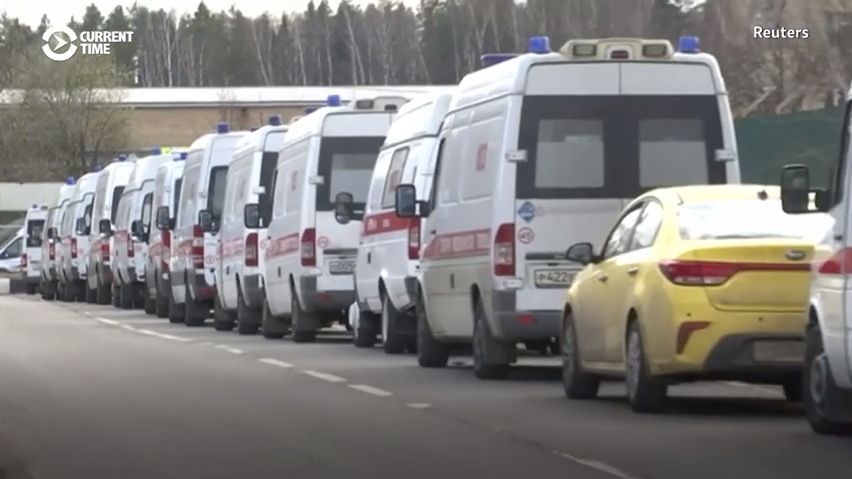 Devět hodin v sanitce ve frontě před nemocnicí: záběry z Moskvy
